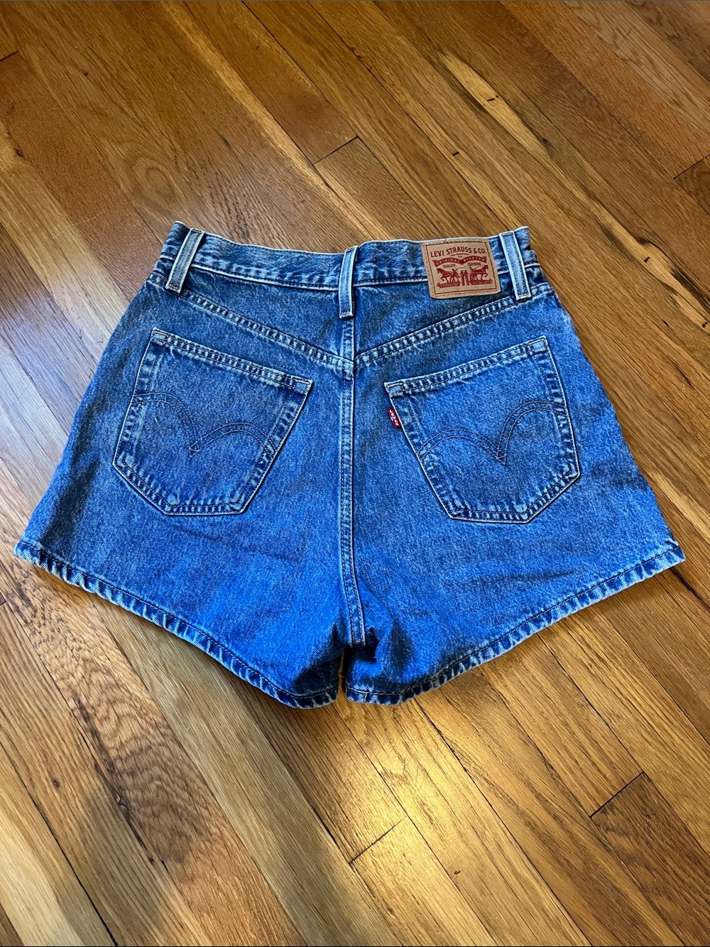 Levi's Classic Blue Denim High-Waisted Mom Shorts size 28